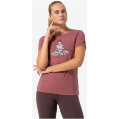 Koszulka z krótkim rękawem damska SUPER.NATURAL W Larissa Tee. Czerwone bluzki sportowe damskie Super.natural, l, bez wzorów, bez ramiączek. Za 249.99 zł.