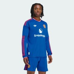 Koszulka wyjazdowa z długim rękawem Manchester United 26/27 Authentic. Niebieskie t-shirty sportowe męskie Adidas, l, z dzianiny, bez ramiączek, do piłki nożnej, climacool (adidas). Za 699.00 zł.