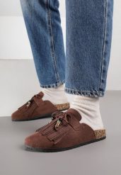 Brązowe Klapki Mule z Imitacji Zamszu Zdobione Koralikami i Frędzlami Elwedena. Brązowe klapki damskie Born2be, z aplikacjami, z jeansu, bez obcasa, na płaskiej podeszwie. Za 79.99 zł.