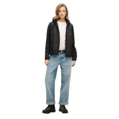 Kurtka przeciwwiatrowa z kapturem i logo dla kobiet Superdry. Czarne kurtki damskie Superdry., bez wzorów, z kapturem. Za 377.55 zł.