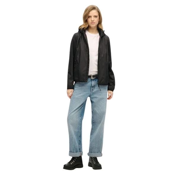 Kurtka przeciwwiatrowa z kapturem i logo dla kobiet Superdry. Czarne kurtki damskie Superdry., bez wzorów, z kapturem. W wyprzedaży za 344.60 zł.