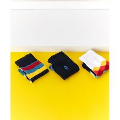 3PACK SKARPETKI MĘSKIE. Niebieskie skarpetki męskie TOP SECRET, bez wzorów, z dzianiny. W wyprzedaży za 14.99 zł.