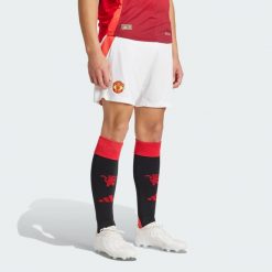 Szorty Manchester United 24/25 Home. Białe szorty męskie Adidas, z materiału, bez kołnierzyka. W wyprzedaży za 159.20 zł.