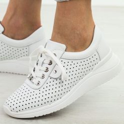 Białe ażurowe skórzane półbuty damskie Vinceza 79532. Białe półbuty damskie VINCEZA, w ażurowe wzory, z jeansu, eleganckie, bez obcasa, na płaskiej podeszwie. Za 199.00 zł.