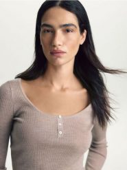 Sweter z wełny merino - beżowy. Brązowe swetry klasyczne damskie Reserved, l, z wełny, bez kołnierzyka. Za 199.99 zł.