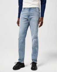 MESKIE SPODNIE WRANGLER GREENSBORO GREY LIGHT 112370850. Szare spodnie materiałowe męskie Wrangler, bez wzorów, z jeansu. Za 219.99 zł.