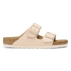 BIRKENSTOCK ARIZONA BF NEW BEIGE Klapki damskie. Brązowe klapki damskie Birkenstock, bez wzorów, z materiału, bez obcasa. Za 259.99 zł.