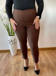 Brązowe spodnie chinosy Nina z zamkami 7/8 PLUS SIZE XXL. Brązowe spodnie materiałowe damskie Nasi partnerzy, bez wzorów, z elastanu, biznesowe, plus size. Za 159.90 zł.