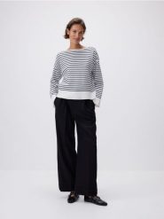 Sweter w paski z guzikami - wielobarwny. Swetry klasyczne damskie Reserved, l, z dzianiny, bez kołnierzyka. W wyprzedaży za 39.99 zł.