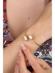 Pierres delicates Pozłacana bransoletka z perłami rozmiar: onesize. Białe bransoletki damskie Pierres delicates, pozłacane. Za 82.64 zł.