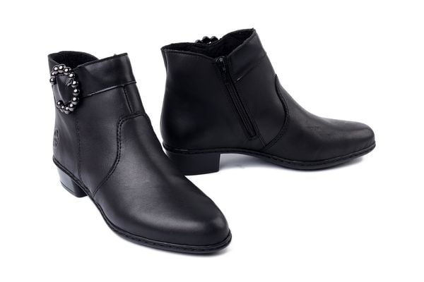 RIEKER Y0797-00 black, botki damskie. Czarne botki damskie Rieker, bez obcasa, na obcasie, bez zapięcia. Za 322.92 zł.