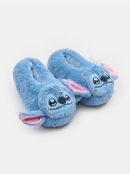 Kapcie ze sztucznym futerkiem i elementami 3D Lilo & Stitch - niebieski. Niebieskie kapcie damskie Sinsay. Za 39.99 zł.