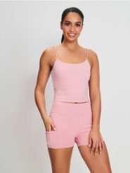 Dopasowane szorty sportowe Gym Hard - różowy. Czerwone spodenki sportowe damskie Sinsay, l. W wyprzedaży za 22.99 zł.