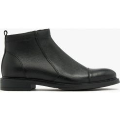 Czarne botki z ozdobnymi przeszyciami BERNI. Czarne buty zimowe męskie Ryłko, ze skóry, bez zapięcia. W wyprzedaży za 299.99 zł.