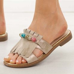 Złote płaskie klapki damskie M.Daszyński 2060-26. Żółte klapki damskie M.Daszyński, bez wzorów, z jeansu, bez obcasa, na płaskiej podeszwie. Za 169.00 zł.