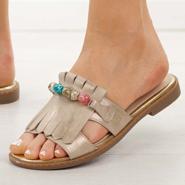 Złote płaskie klapki damskie M.Daszyński 2060-26. Żółte klapki damskie M.Daszyński, bez wzorów, z jeansu, bez obcasa, na płaskiej podeszwie. Za 169.00 zł.