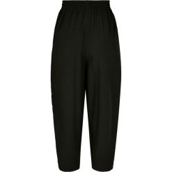 Spodnie damskie Urban Classics wide viscose culotte (duże rozmiary). Czarne spodnie materiałowe damskie Urban Classics, bez wzorów, z materiału. Za 148.45 zł.