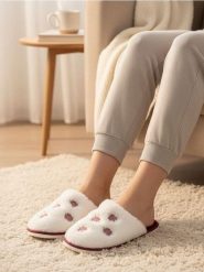 Kapcie ze sztucznym futerkiem i kwiatowym haftem - kremowy. Białe kapcie damskie Sinsay. Za 25.99 zł.