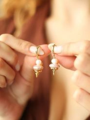 L'Atelier de Gaia Pozłacane kolczyki rozmiar: onesize. Brązowe kolczyki damskie L'Atelier de Gaia, z perłą, pozłacane. Za 43.99 zł.