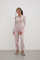 Spodnie typu jogger z HAFTEM w kolorze PINK GARDENIA - NEVIS-L. Różowe spodnie materiałowe damskie Marsala, bez wzorów, z bawełny, eleganckie. Za 279.90 zł.