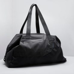 Torba fitness Domyos 50 l. Czarne torebki klasyczne damskie DOMYOS, bez wzorów, z materiału, bez dodatków. Za 149.99 zł.
