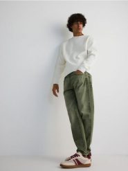 Jeansy carrot slim - zielony. Zielone jeansy męskie Reserved. W wyprzedaży za 65.99 zł.