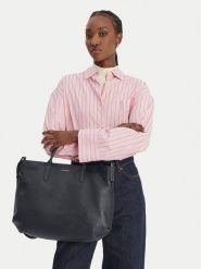 Coccinelle Torebka T95 Coccinellerebekka E1 T95 18 01 01 Granatowy. Niebieskie torebki klasyczne damskie Coccinelle, bez wzorów, ze skóry, bez dodatków. Za 1,699.00 zł.