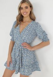 Niebieska Sukienka Salesi. Niebieskie sukienki damskie Born2be, l, z aplikacjami, z materiału, bez kołnierzyka, bez ramiączek, mini, kopertowe. W wyprzedaży za 87.99 zł.