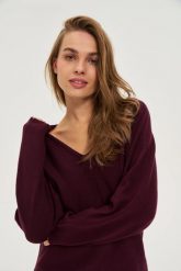 Sweter z dekoltem w serek burgundowy. Czerwone swetry klasyczne damskie MOODO, l, z poliamidu, bez kołnierzyka. Za 119.99 zł.
