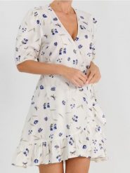 Sukienka mini w kwiaty z ozdobną falbanką - wielobarwny. Sukienki damskie Sinsay, l, bez wzorów, z materiału, bez kołnierzyka, bez ramiączek, mini. Za 59.99 zł.