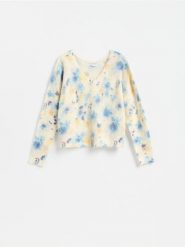 Wzorzysty sweter - jasnoniebieski. Niebieskie swetry klasyczne damskie Reserved, l, z dzianiny, bez kołnierzyka. Za 139.99 zł.