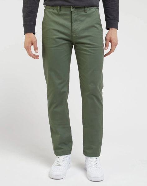 MESKIE SPODNIE REGULAR CHINO OLIVE GROVE 112342928. Zielone spodnie materiałowe męskie Lee, bez wzorów, z materiału. Za 219.99 zł.