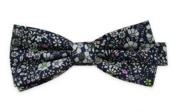Granatowa Mucha bez Poszetki -CHATTIER- Męska, w Drobne Białe Kwiatki. Niebieskie krawaty i muchy męskie Chattier, bez wzorów, eleganckie. Za 59.00 zł.