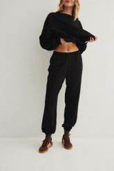 Spodnie typu jogger z HAFTEM w kolorze TOTALLY BLACK - NEVIS-L. Czarne spodnie materiałowe damskie Marsala, bez wzorów, z bawełny, eleganckie. Za 279.90 zł.