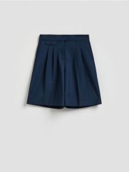 Szorty bermudy z zakładkami - granatowy. Niebieskie szorty damskie Reserved, bez wzorów, z tkaniny. Za 129.99 zł.
