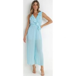 Jasnoniebieski Kombinezon Frehild. Niebieskie kombinezony damskie Born2be, s, z aplikacjami, z materiału, eleganckie, bez kołnierzyka, bez ramiączek, długie. Za 29.99 zł.