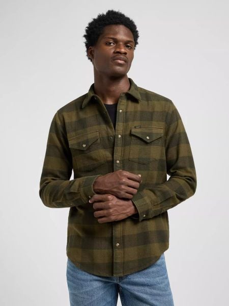 MĘSKA KOSZULA LEE CLEAN WESTERN SHIRT ARMY GREEN BUFF 112371320. Zielone koszule męskie Lee, m, bez wzorów, bez kołnierzyka, bez ramiączek. Za 169.99 zł.