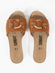 Sunbay Skórzane klapki "Sonia" w kolorze jasnobrązowym rozmiar: 37. Brązowe klapki damskie Sunbay, bez wzorów, ze skóry, bez obcasa. Za 139.95 zł.