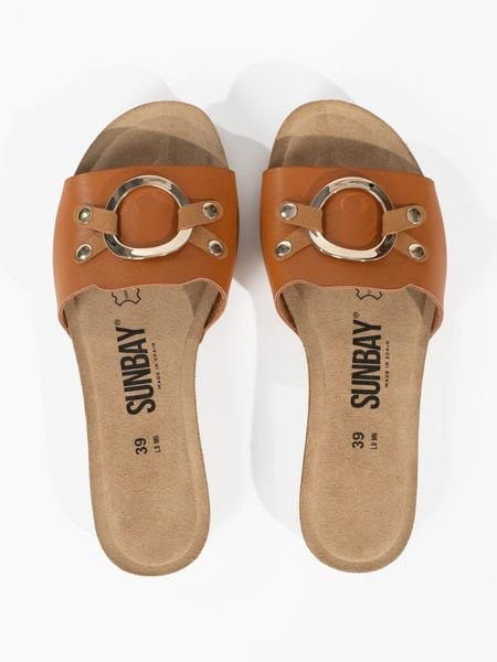 Sunbay Skórzane klapki "Sonia" w kolorze jasnobrązowym rozmiar: 37. Brązowe klapki damskie Sunbay, bez wzorów, ze skóry, bez obcasa. Za 139.95 zł.