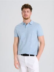 Koszulka polo z nadrukiem all over - błękitny. Niebieskie koszulki polo męskie Sinsay, l, bez wzorów, bez ramiączek. W wyprzedaży za 22.99 zł.