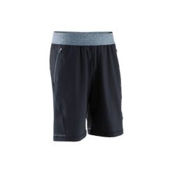 Spodenki do dynamicznej jogi męskie. Czarne szorty męskie DOMYOS, z elastanu, bez kołnierzyka. Za 79.99 zł.