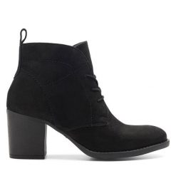 Botki Lasocki. Czarne botki damskie Lasocki, bez obcasa, na słupku, bez zapięcia. Za 249.99 zł.