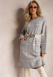 Szara Dzianinowa Sukienka Oversize z Naszytymi Kieszeniami w Kratę Deliuba. Szare sukienki damskie Renee, l, bez wzorów, z dzianiny, bez kołnierzyka, bez ramiączek, midi, oversize. W wyprzedaży za 97.99 zł.