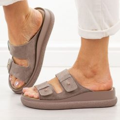 Skórzane apricot klapki damskie Vinceza 66916. Pomarańczowe klapki damskie VINCEZA, bez wzorów, z jeansu, bez obcasa, na platformie. Za 219.00 zł.
