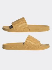 Adidas Klapki w kolorze żółtym rozmiar: 40,5. Żółte klapki damskie Adidas, bez wzorów, bez obcasa. Za 131.74 zł.
