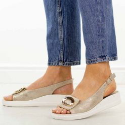 Złote sandały damskie na platformie Potocki 43368. Żółte sandały damskie POTOCKI, z aplikacjami, ze skóry, bez obcasa, na platformie. Za 169.00 zł.