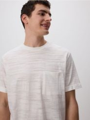 T-shirt comfort z kieszonką - złamana biel. T-shirty męskie Reserved, l, bez wzorów, z bawełny, bez kołnierzyka. W wyprzedaży za 55.99 zł.