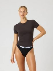 Bjorn_borg COMFORT T-SHIRT z recyklingowanego poliamidu – ESPRESSO. Brązowe t-shirty damskie Björn Borg, xs, bez wzorów, z materiału, bez kołnierzyka. Za 270.50 zł.