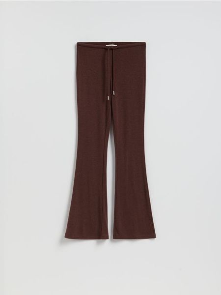 Spodnie flare z wiskozą - ciemnobrązowy. Brązowe spodnie materiałowe damskie Reserved, bez wzorów, z dzianiny. Za 119.99 zł.