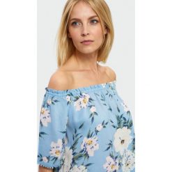 Bluzka z dekoltem carmen. Bluzki damskie Greenpoint, bez wzorów, z wiskozy, bez kołnierzyka, bez ramiączek. Za 39.99 zł.